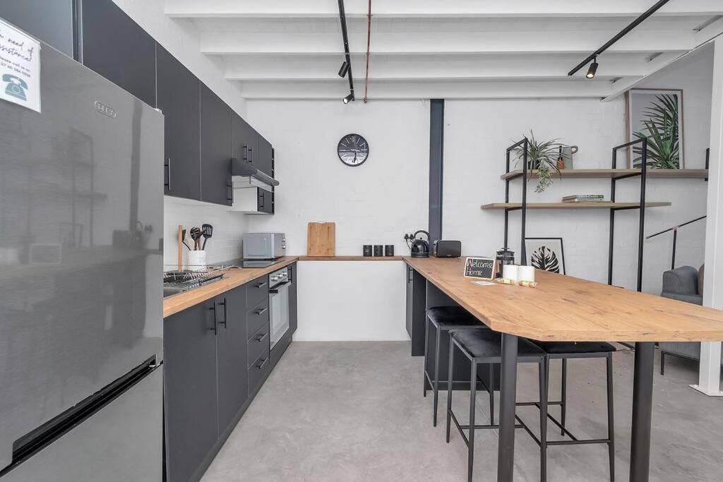 Apartment Spice Yard Lofts On Voortrekker-b118 Cape Town